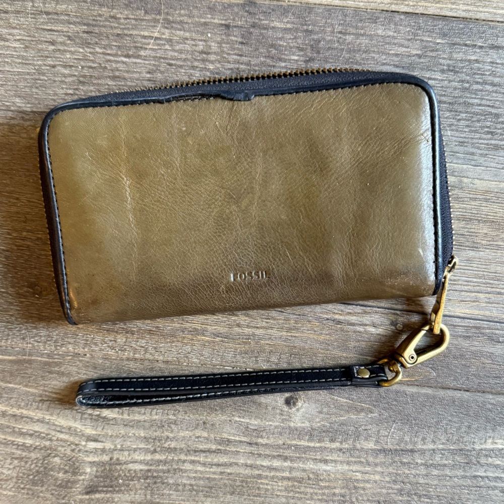 Fossil Zip Around Clutch
